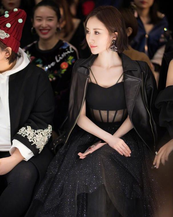 舒畅越来越惊艳了,身穿深v领礼服,犹如一只高贵的"黑天鹅"!