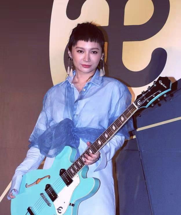 飞儿乐队主唱faye回应被踢质问队友表示关系跟情人一样