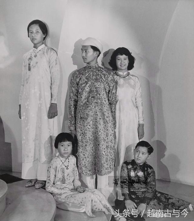 图为1955年越南末代皇帝保大与南芳皇后的五个嫡亲子女.