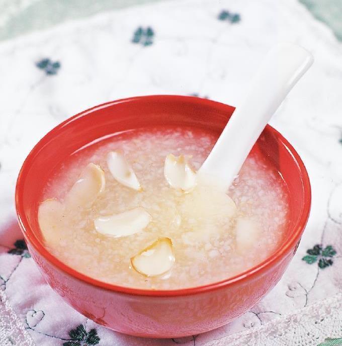 原料:干百合50克,荸荠100克,白梨100克调料:冰糖适量做法1 .