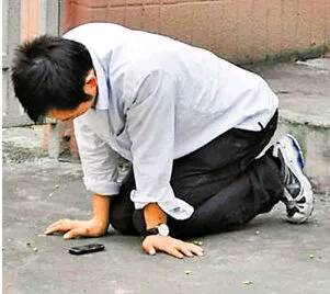 公公没钱去捡垃圾,不孝儿子压榨他,他漏出裤腿,儿子泪流满面