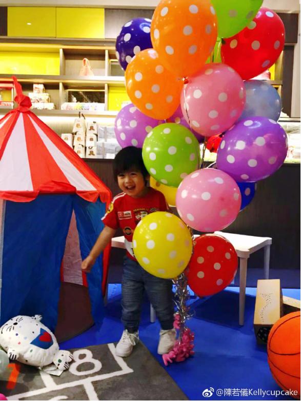 林志颖家的双胞胎三周岁生日,kimi也露面了!长