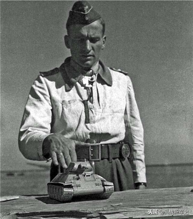 正文  ●上图是1943年夏季,鲁德尔(左)正和他的机枪手亨舍尔(右)仔细