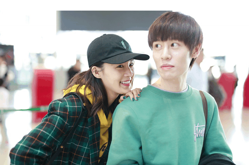 李沁素颜现身与神秘男子举止亲密,笑容甜美相当讨人喜欢