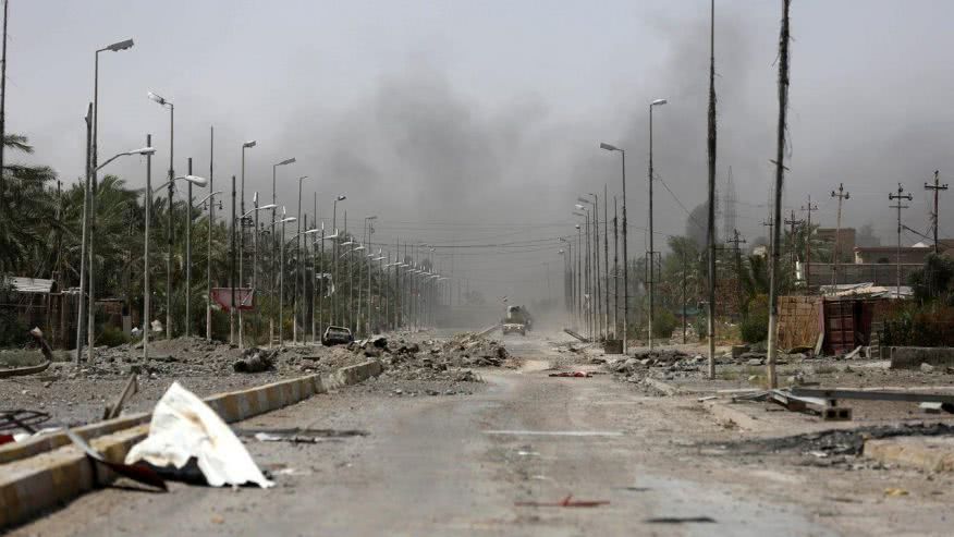伊拉克再现死亡公路 isis逃跑车队遭空袭 只剩一堆破铜废铁