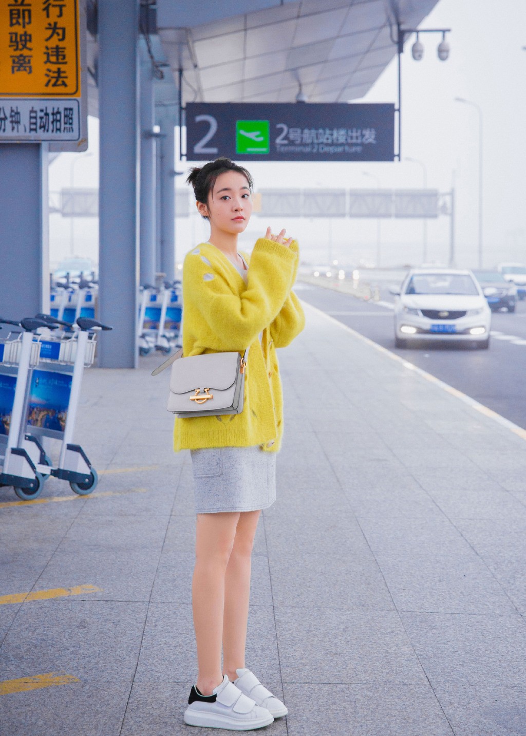 张佳宁穿成"小黄鸭"呆萌俏皮,转眼看到路人,网友直呼:真抗冻