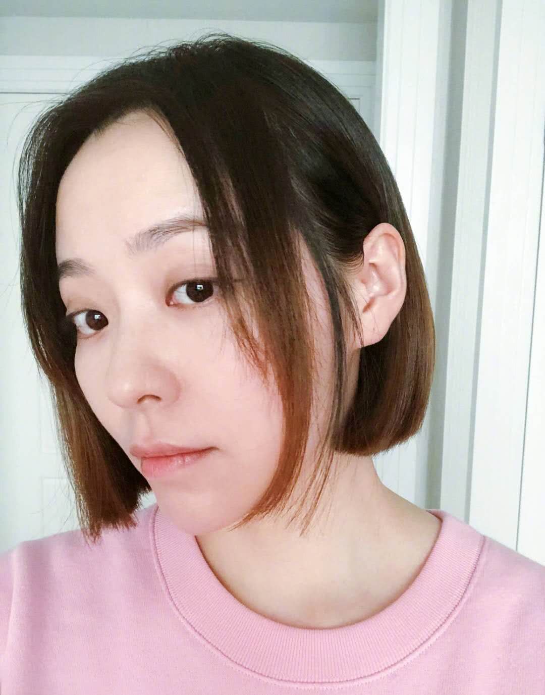 张靓颖新发型真减龄,短发扎成半马尾,穿碎花裙秒变少女!