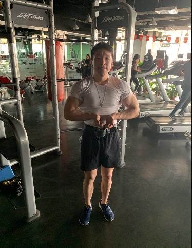 德云社烧饼晒健身照青筋外露挑战巨石强森网友曝笑评论