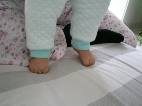 婴儿多大可以站立,五个月时腿软正常吗?