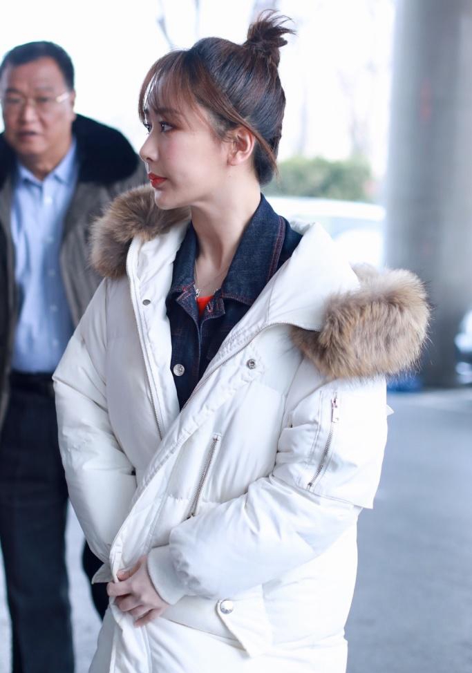 杨紫现身春晚彩排,裹羽绒服扎丸子头,优雅减龄美得像18岁!