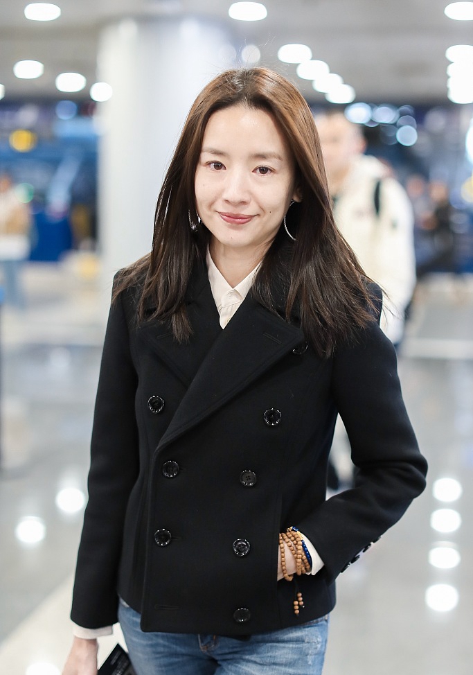 董洁素颜走机场,短呢搭配牛仔裤精致有型,戴大圈耳环好时髦!