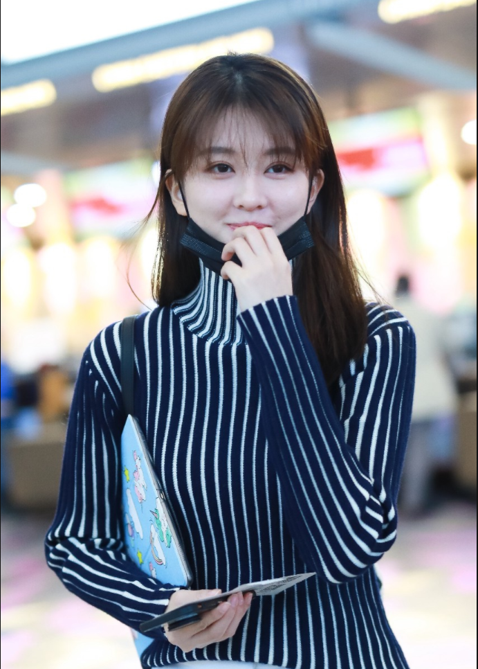 乔欣打扮清新自然眼神呆萌可爱拿大ipad一路迈步疾走大长腿抢眼