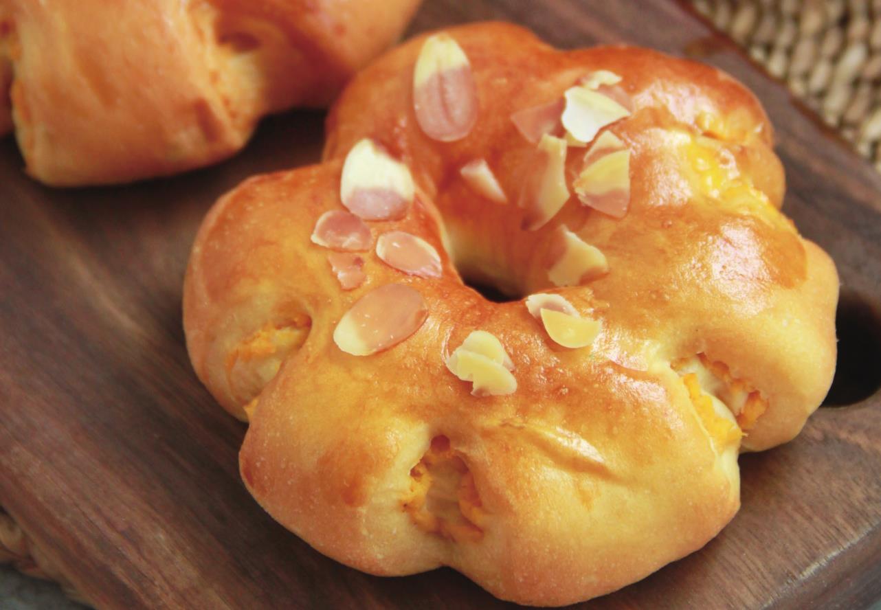 红薯粗粮小面包,口感香甜有弹性,尤其是里面红薯馅儿,久久回味