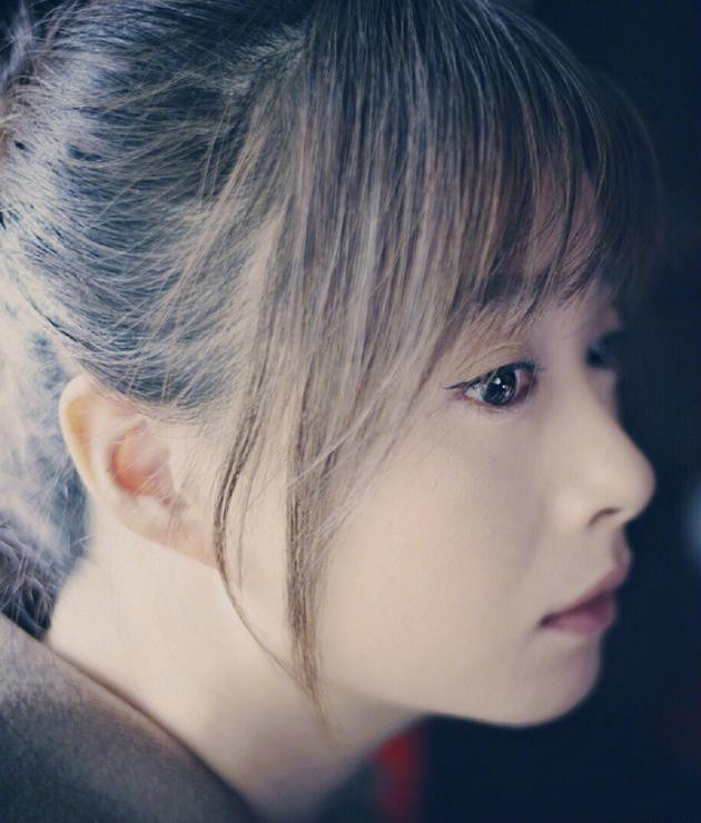 蒋欣扎马尾留刘海显清纯眼神楚楚动人少女感十足