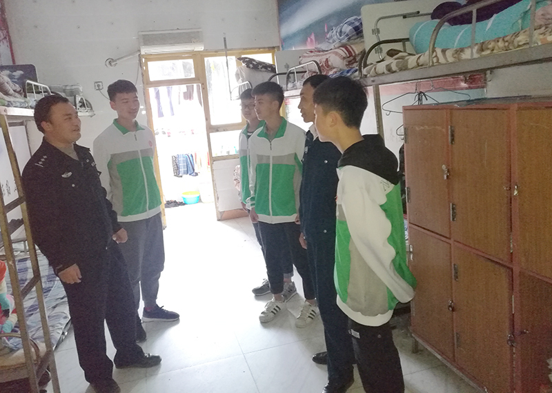 南充十一中邀请派出所来校清查收缴违禁物品