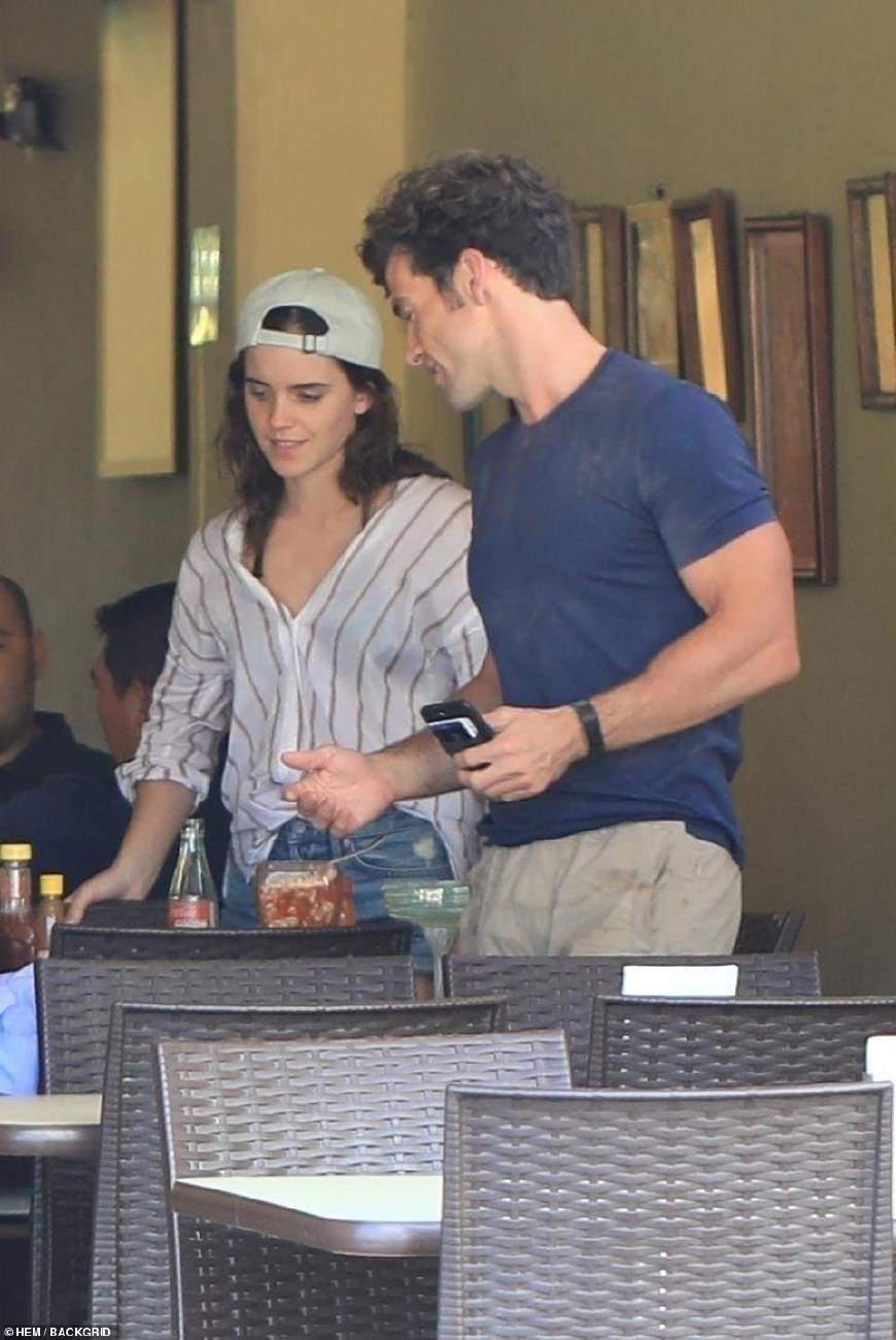 艾玛沃特森新恋情曝光,穿着牛仔短裤和条纹衫,和男友吃饭亲吻!