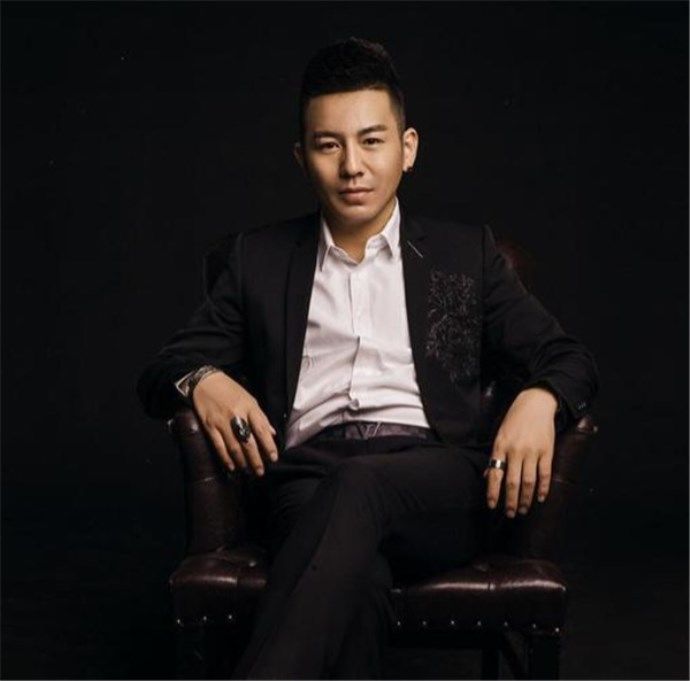 舞帝于利是yy直播平台的一名娱乐主播,和摩登兄弟,阿