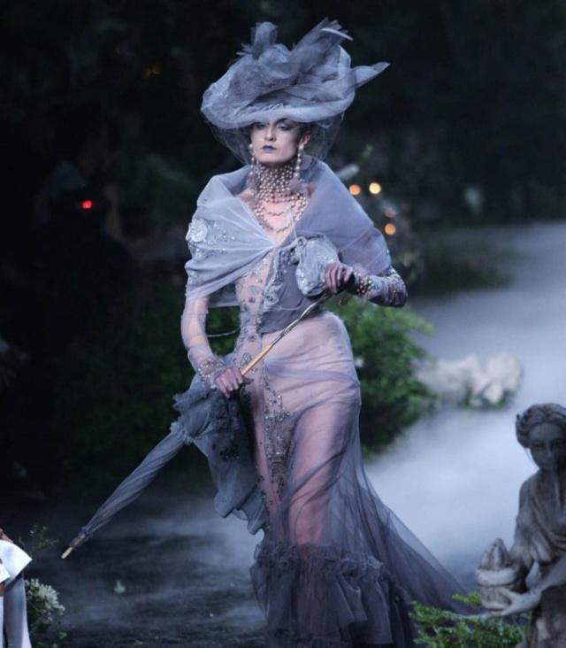 海盗爷的dior秀场:众神下凡,极致奢华,摩根"转圈"堪称经典