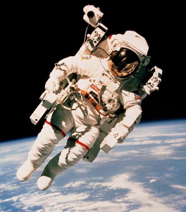 漫步浩瀚天际:人类历史上12大太空行走瞬间|太空行走|出舱|航天员