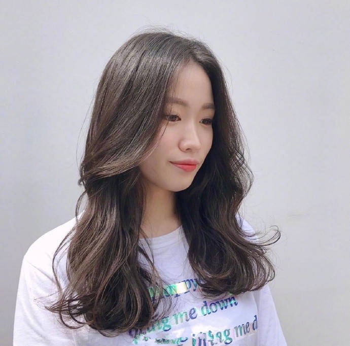 发量多的女生适合哪些发型呢?