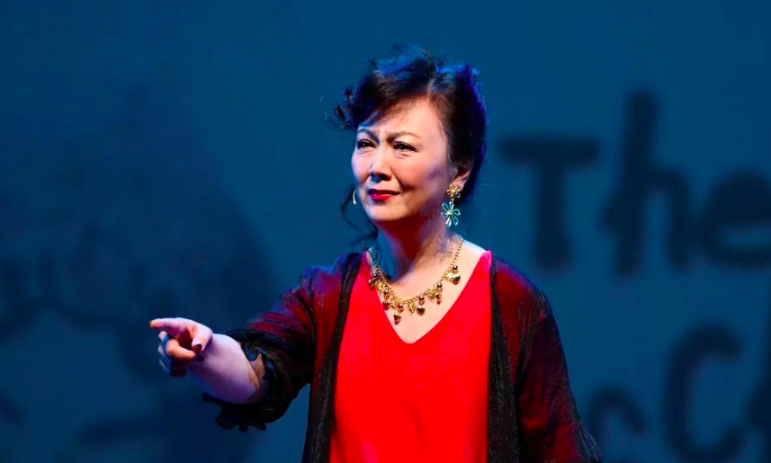 事业上的成绩离不开家庭给予她的支持,她的丈夫丹宁军居功至伟.