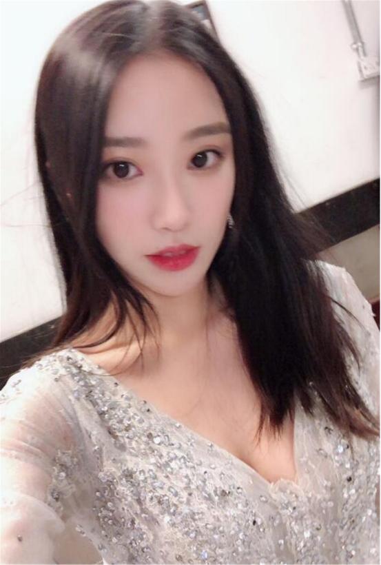 比冯提莫,赵小臭这些网红主播更美的高级脸,你知道她吗?