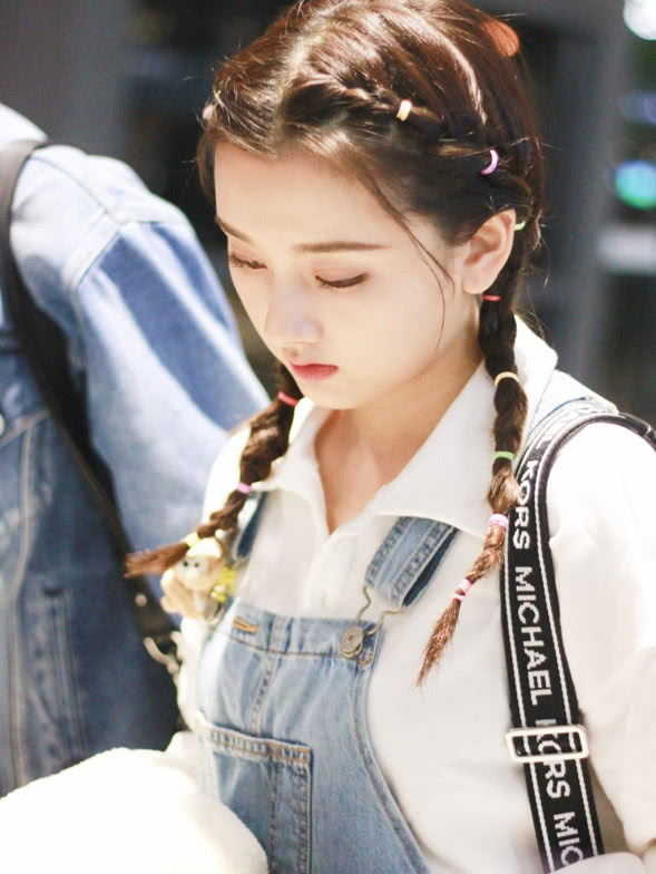 宋祖儿穿着牛仔背带裤搭配白衬衫现身扎两个麻花辫儿古灵精怪