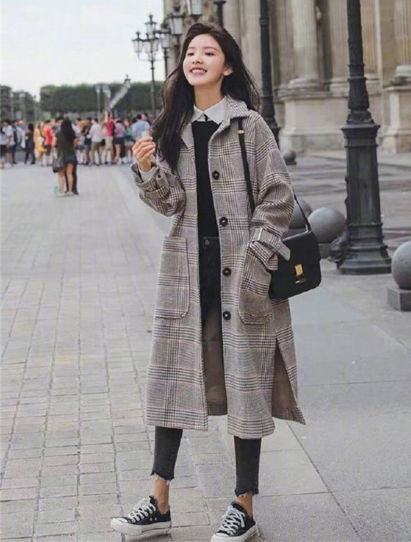 我们都觉得穿上风衣后的章若楠可能会变成矮个子,但是目光放回全身照