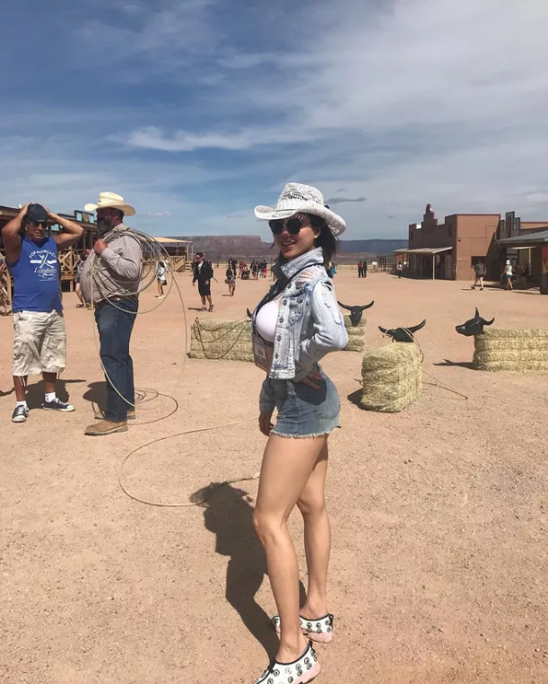 蒋娉婷身穿牛仔裤,仍显得格外时尚,网友:简洁大方