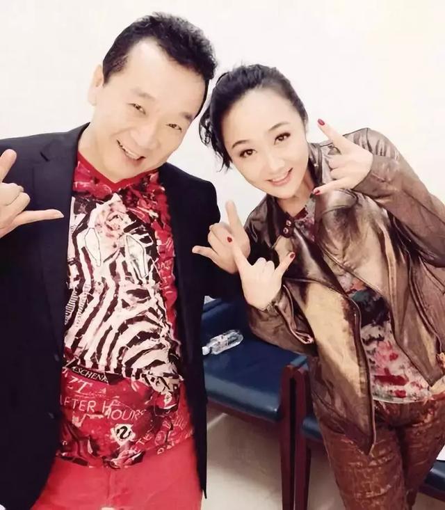 刘亚津全家照:与妻子结婚多年恩爱如初,女儿长相随他