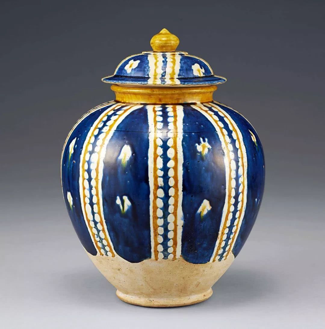 唐三彩蓝釉盖罐专家经过考证,蓝彩的呈色剂为钴元素,其来源极有可能是