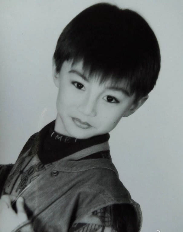 边旭小时候,这眼线也是很妖娆了!