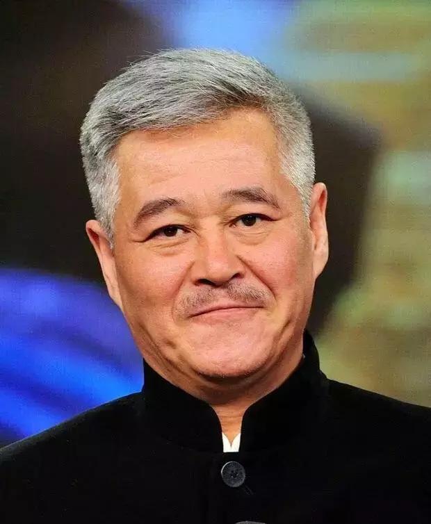 赵本山近照:手夹香烟表情严肃似在训徒弟,虽满头白发却精神抖擞