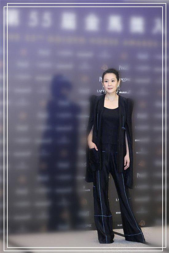 刘若英能不能长点心!160身高也敢穿180长裤,网友:这腿真没救了