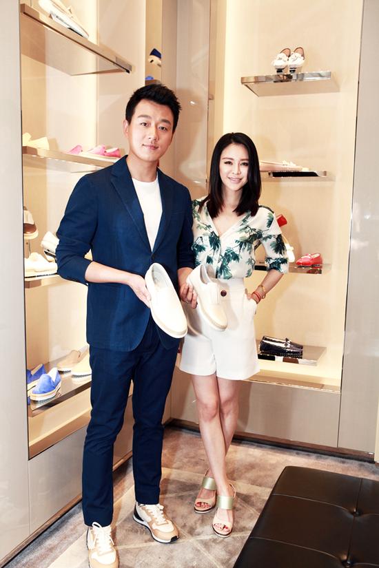 他成名后娶自己老师,8年生3娃低调多年,如今妻子40岁美如少女