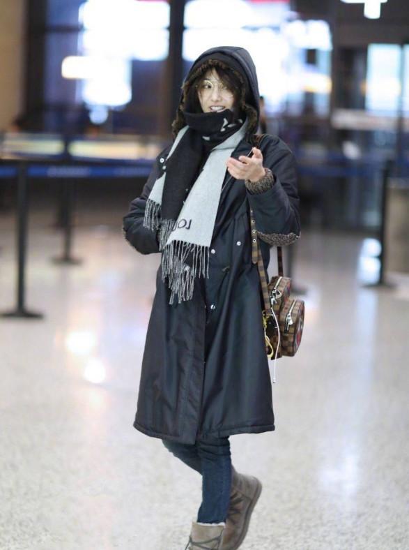 郑爽新剧造型曝光,两根辫子太"中二"