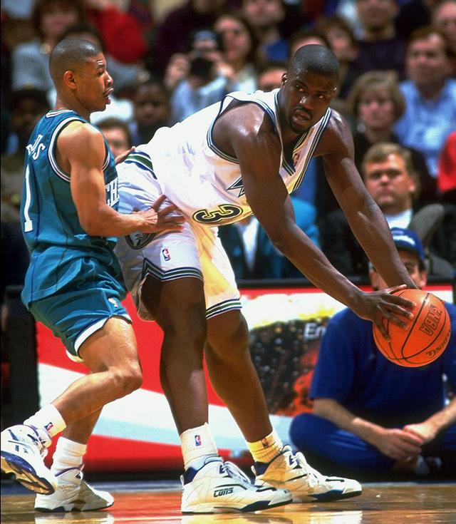 奇葩!15年才拿到46盖帽 476抢断,还不如1米6的博格斯!