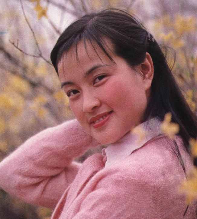 刘晓庆罕见旧照,武则天时霸气妩媚,18岁的她竟然这么可爱?