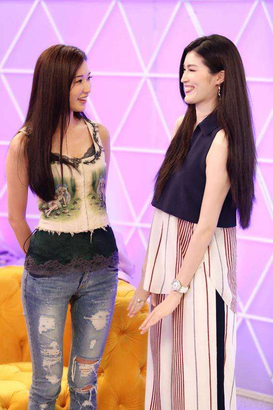 维密史上最白超模何穗,合影时站哪都是c位,不愧被誉为"仙姑"