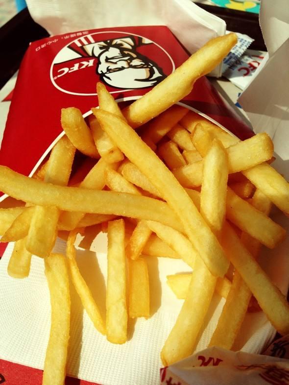 肯德基大厨:薯条在炸之前一定要煮一下,做好后,和kfc一个味儿