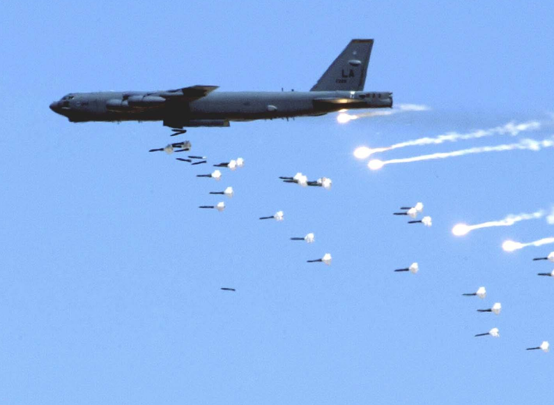 克里米亚拉响战斗警报,美空军轰炸机低空飞过,各国呼吁俄方忍住