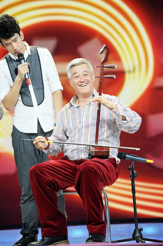 赵本山穿拖鞋拉二胡很陶醉,豪宅曝光超奢华,还下厨炖鱼手法娴熟