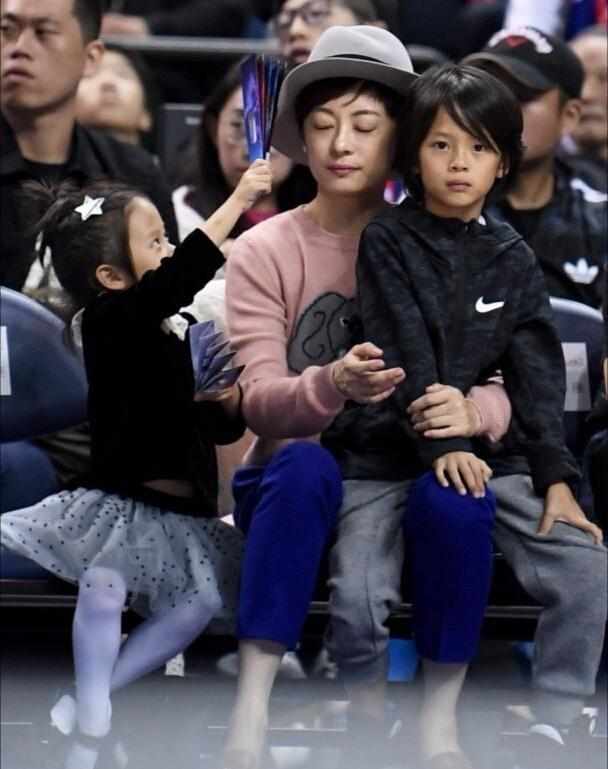 孙俪带儿子女儿看比赛,等等十分认真,小花妹妹调皮可爱