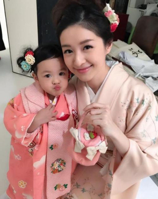 五官眉眼像极赵丽颖,与大27岁男友分手后,闪婚富豪生孩子成瘾