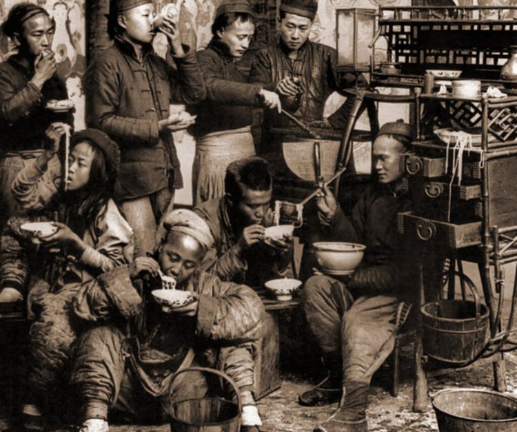 晚清罕见老照片:眉清目秀的青楼女子,大街上吃小吃的老百姓!