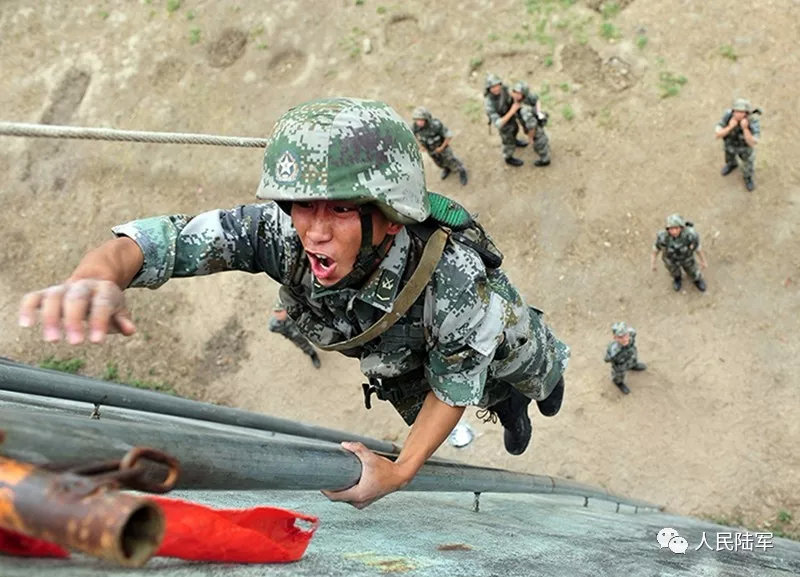 1米78兵哥哥 蹲下的〃身高差〃温暖了这个寒冬