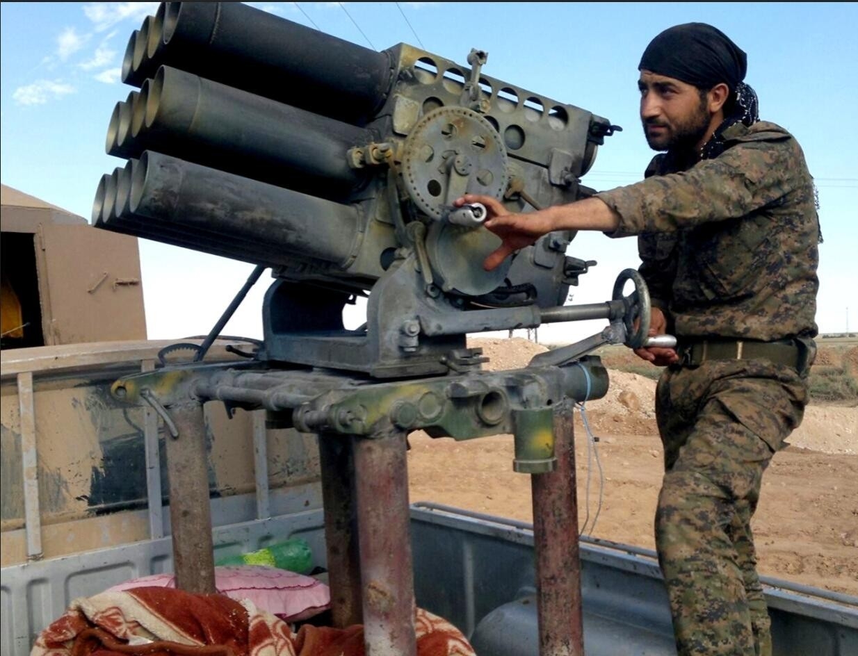 叙利亚土造武器称雄,煤气罐弹弓威力大,使用者也心惊肉跳