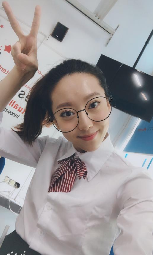 继拜师宋丹丹后,鄂博又成星女郎,但网友对她的质疑却只高不低