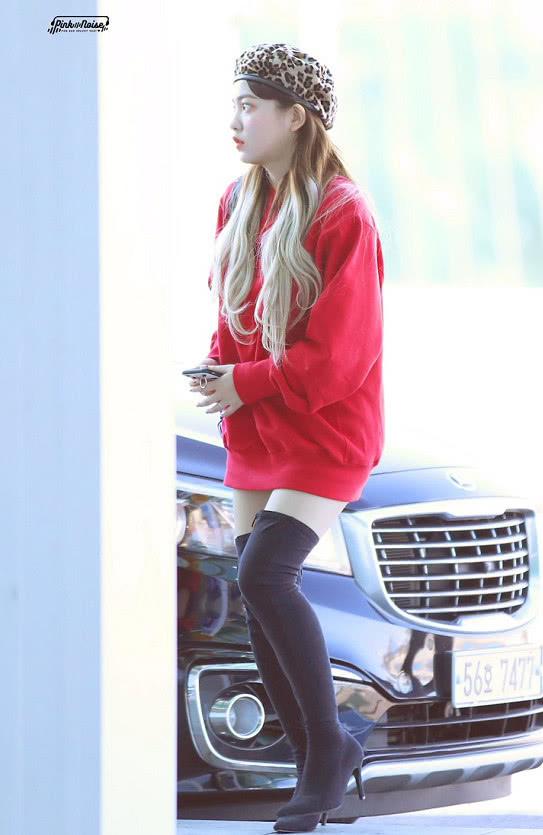 金艺琳真大胆这么短的卫衣居然当裙穿网友还敢坐下吗