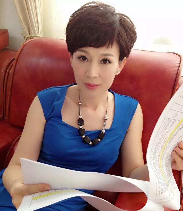 大江大河中的宋母不仅演技好换成时尚装后颜值也很高